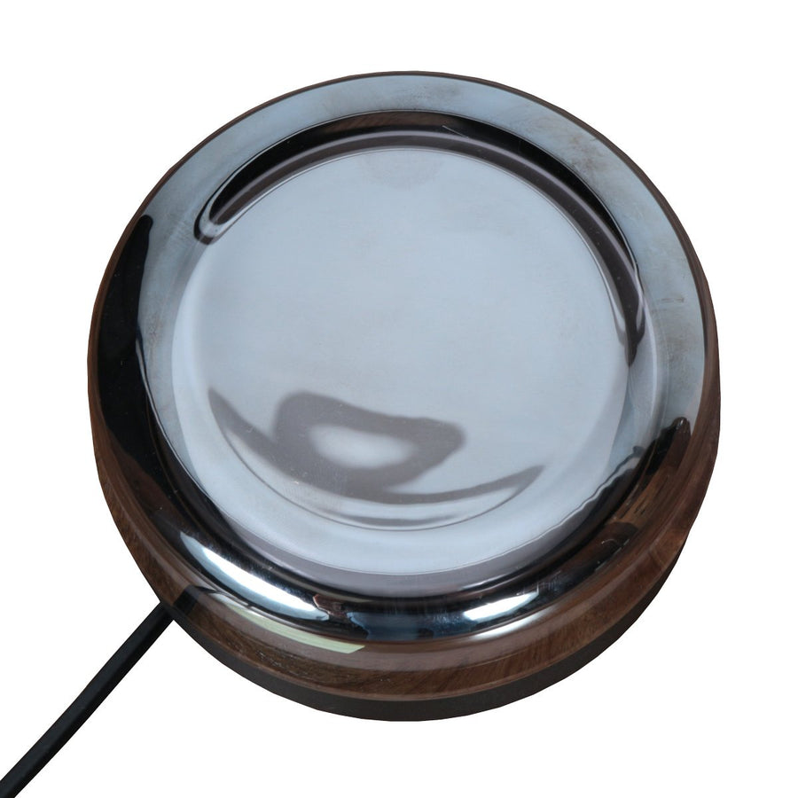 Vue de dessous du luminaire avec le câble d'alimentation noir