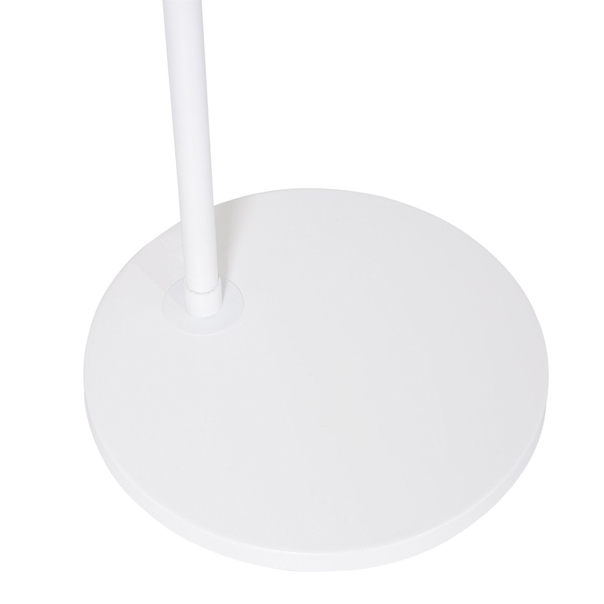 Détail de la base ronde blanche et du pied vertical du lampadaire