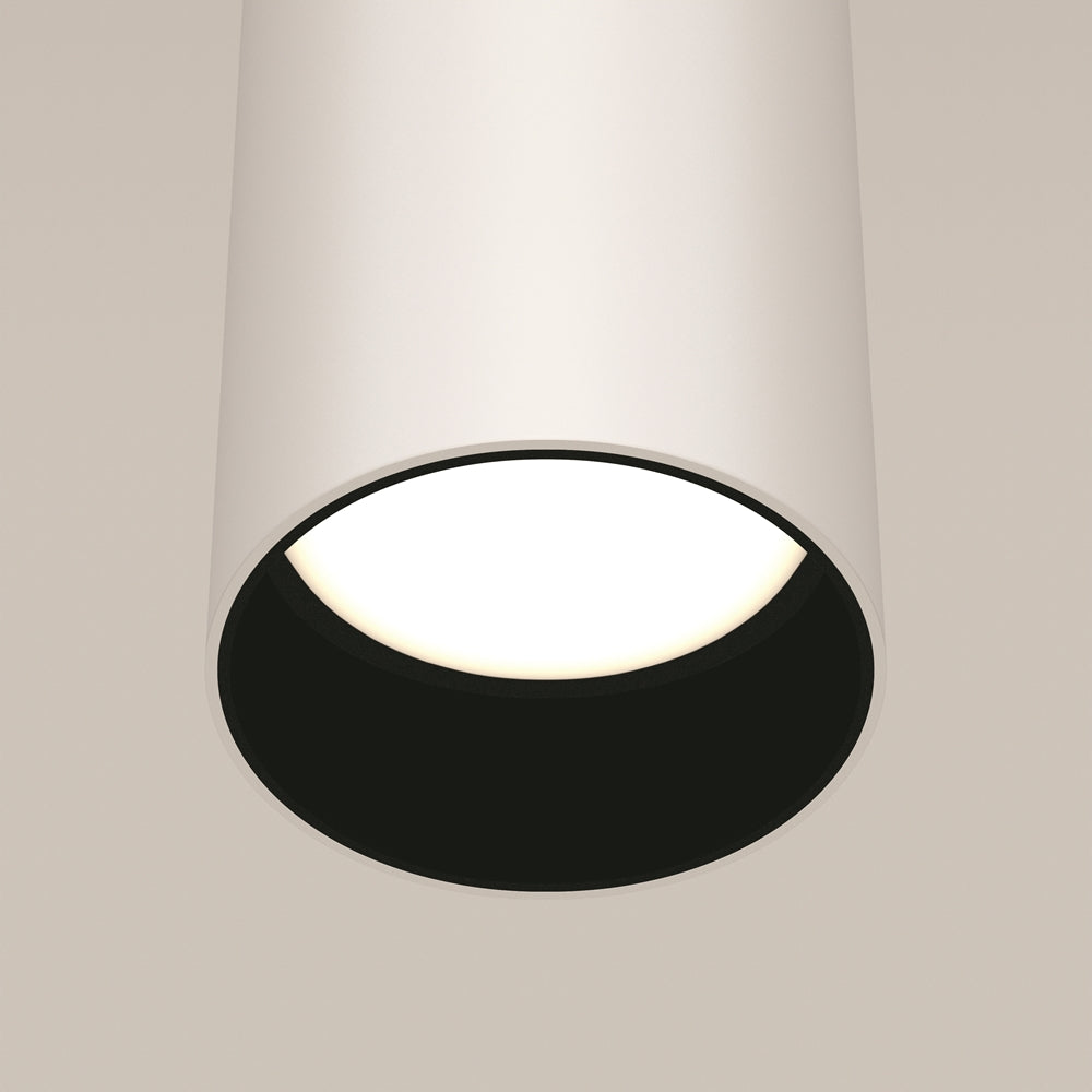 Vue rapprochée du bas éclairé d'une suspension cylindrique, intérieur noir contrasté