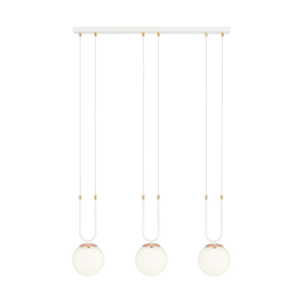 Vue de face de la suspension : trois globes opale suspendus sous un rail blanc.