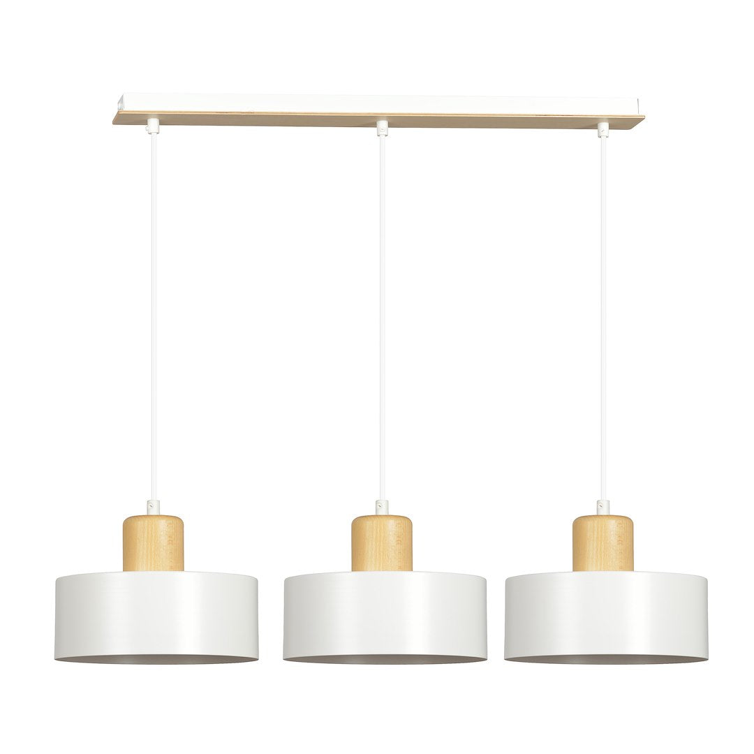 Suspension blanche à trois abat-jours cylindriques en bois clair sur fond blanc