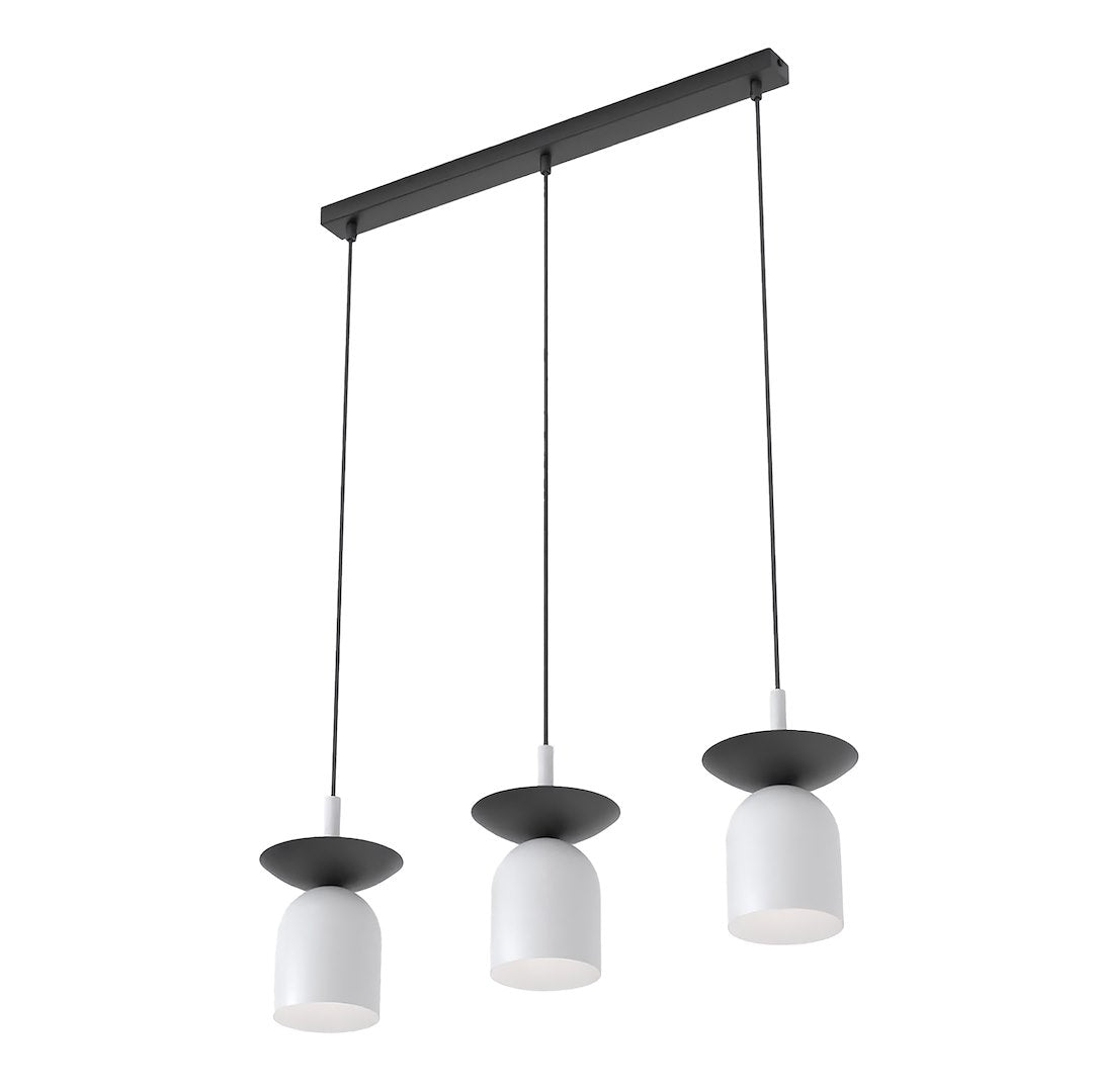 Suspension trois lumières avec barre rectangulaire noire et abat-jours blancs et disques noirs.