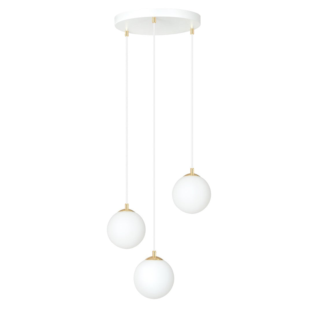 Suspension trois globes blancs éteints, câbles blancs et finitions dorées, fond neutre