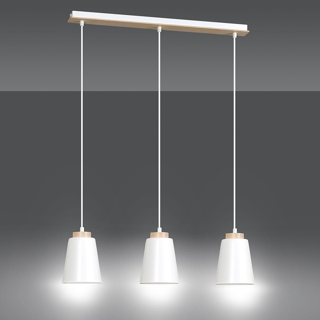 Trois abat-jours coniques allumés diffusant une lumière vive sur fond gris dégradé