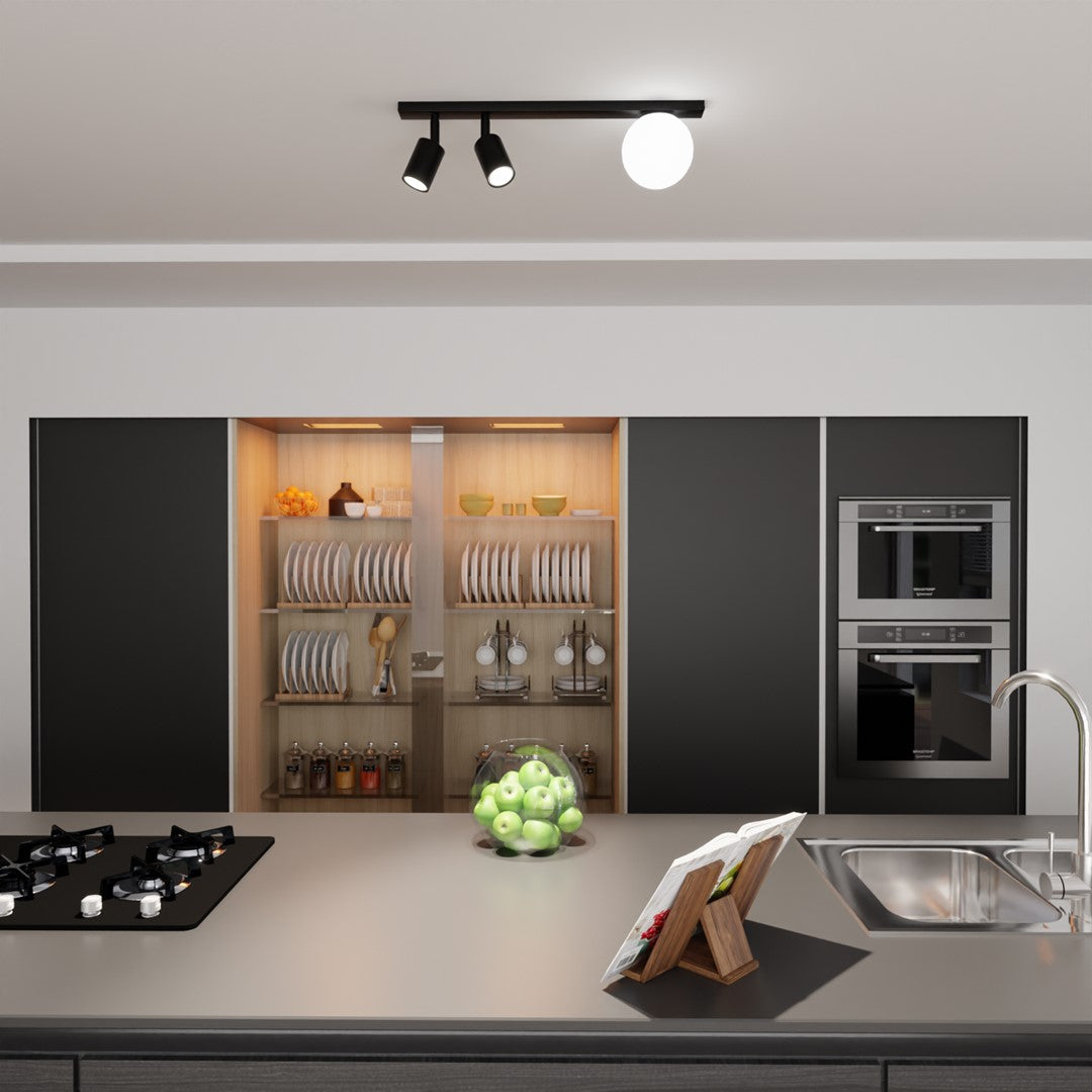 Vue large d'une cuisine équipée avec le plafonnier fixé au plafond blanc