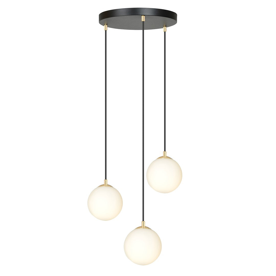 Vue de face du luminaire allumé, trois boules opalines et câbles noirs