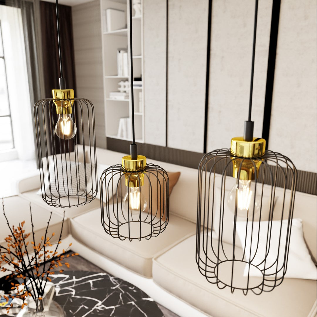 Détail rapproché des trois cages filaires noires et culots dorés avec ampoules allumées