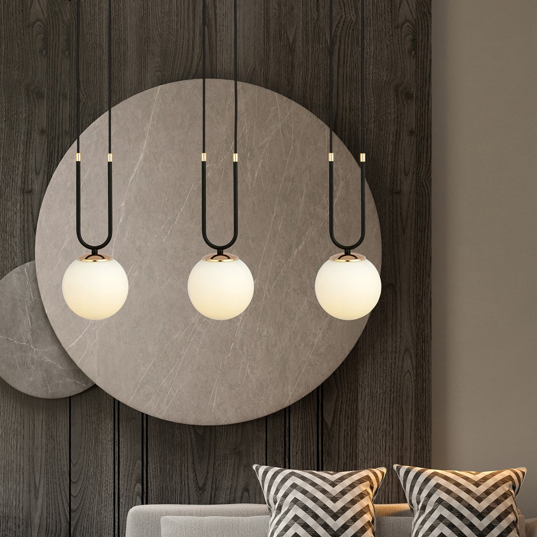 Mise en ambiance intérieure, suspension devant miroir rond et mur de bois