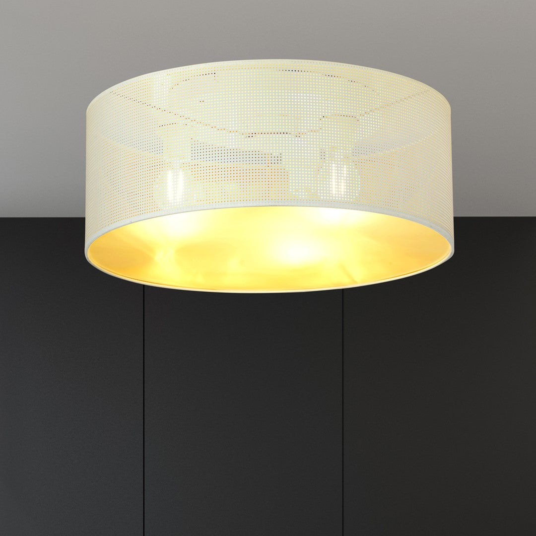 Vue de dessous du luminaire au plafond, abat-jour blanc et diffuseur doré allumé.