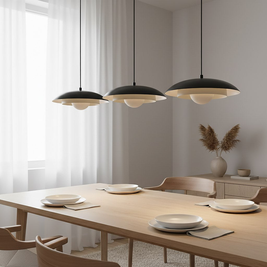 Mise en ambiance au-dessus d'une table à manger en bois clair