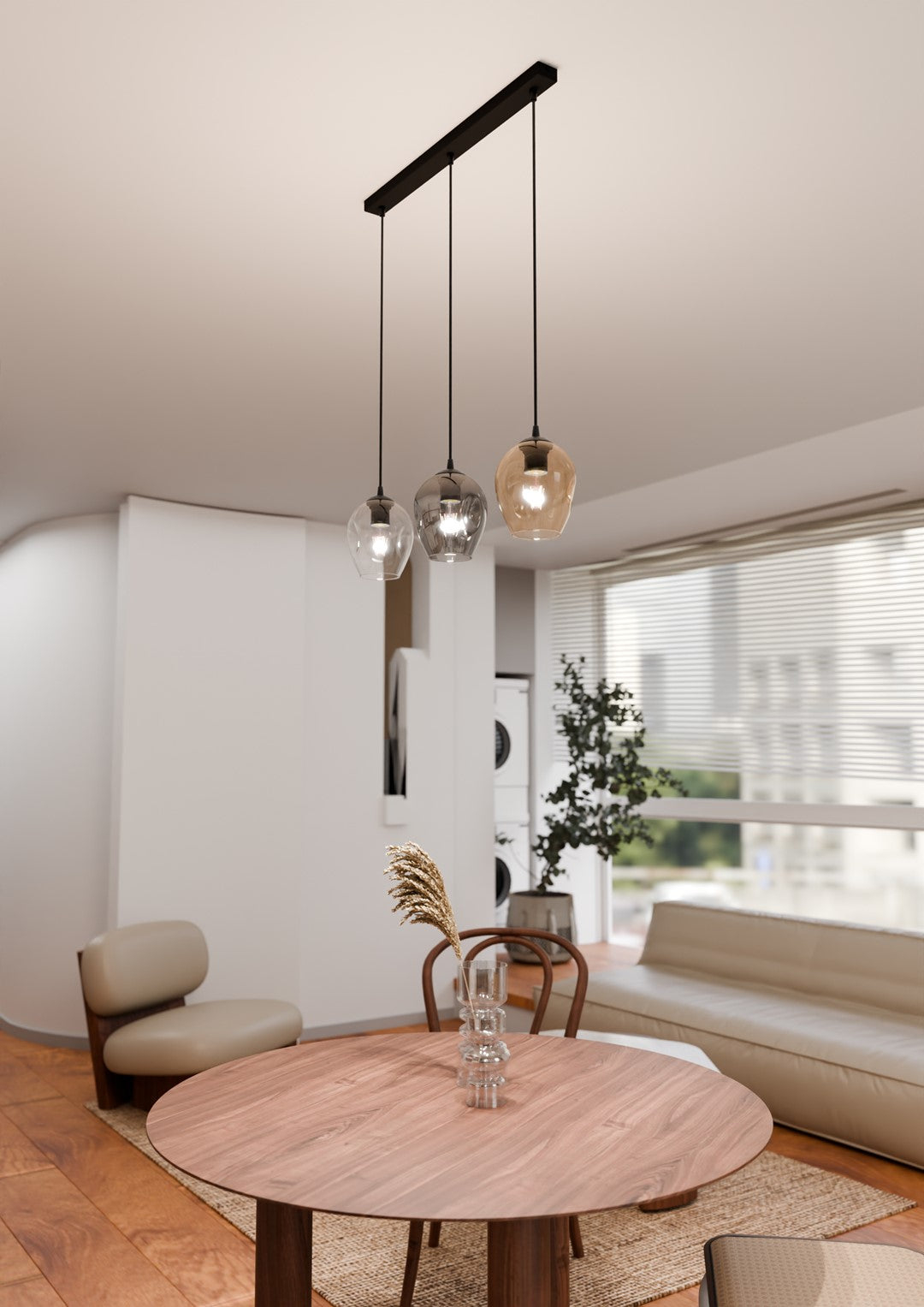 Suspension éclairant une table ronde en bois dans un intérieur aux murs blancs