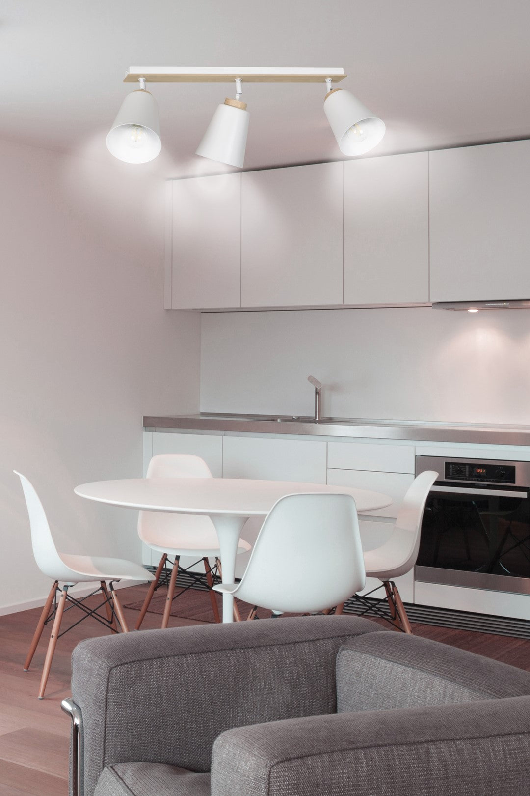 Mise en ambiance au-dessus d'une table ronde dans une cuisine blanche moderne