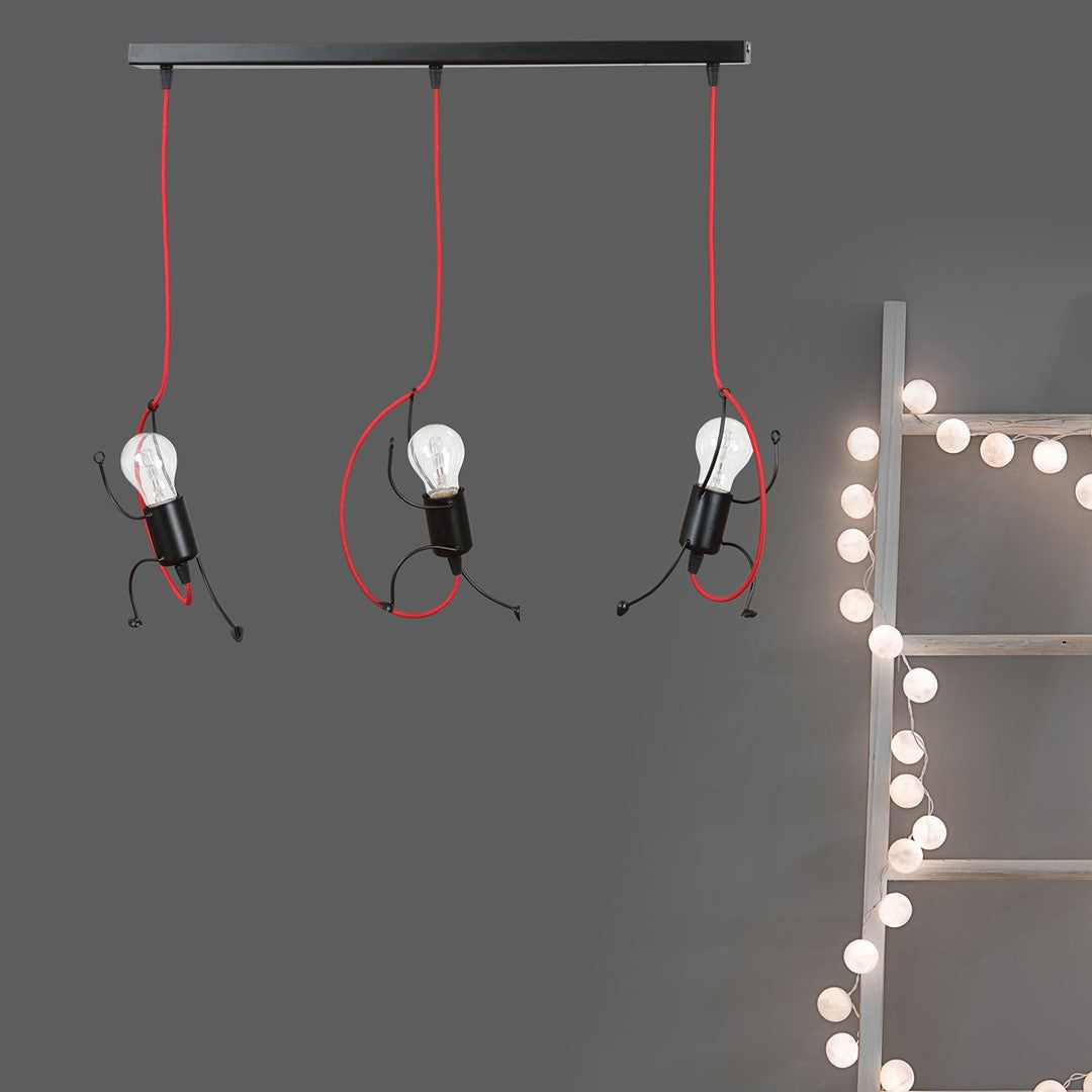 Mise en ambiance murale, suspension noire et rouge près d'une guirlande lumineuse.