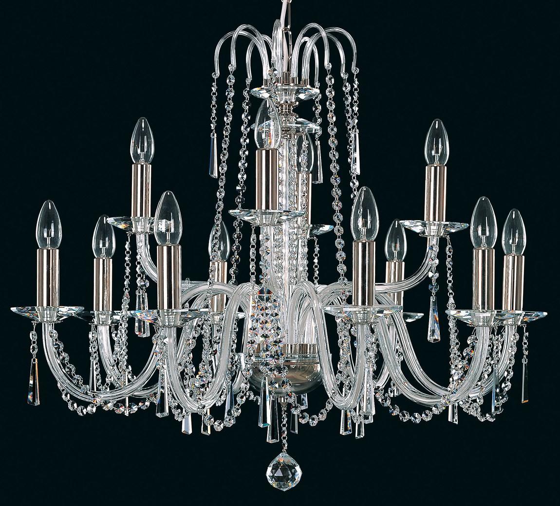 Lustre en cristal à dix bras, suspendu, présenté de face sur fond noir.