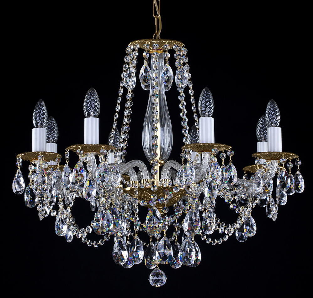 Lustre en cristal doré à six bras, face, fond noir, gouttes étincelantes