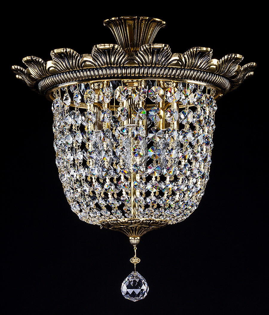 Lustre doré en forme de coupe, habillé de cristaux facettés et d'une goutte centrale