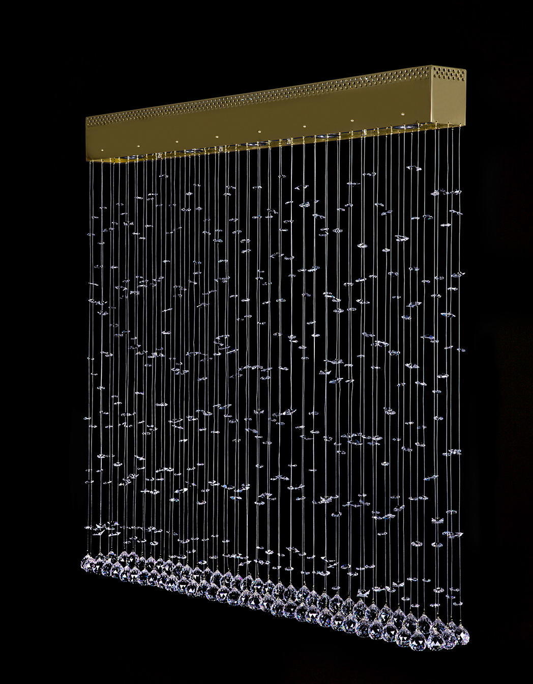 Vue de face du plafonnier rectangulaire doré avec rideau de cristaux suspendus