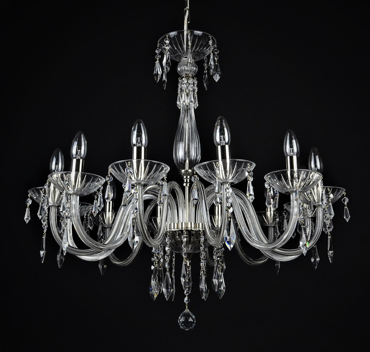 Lustre en cristal de face sur fond noir, bras courbés et pendentifs
