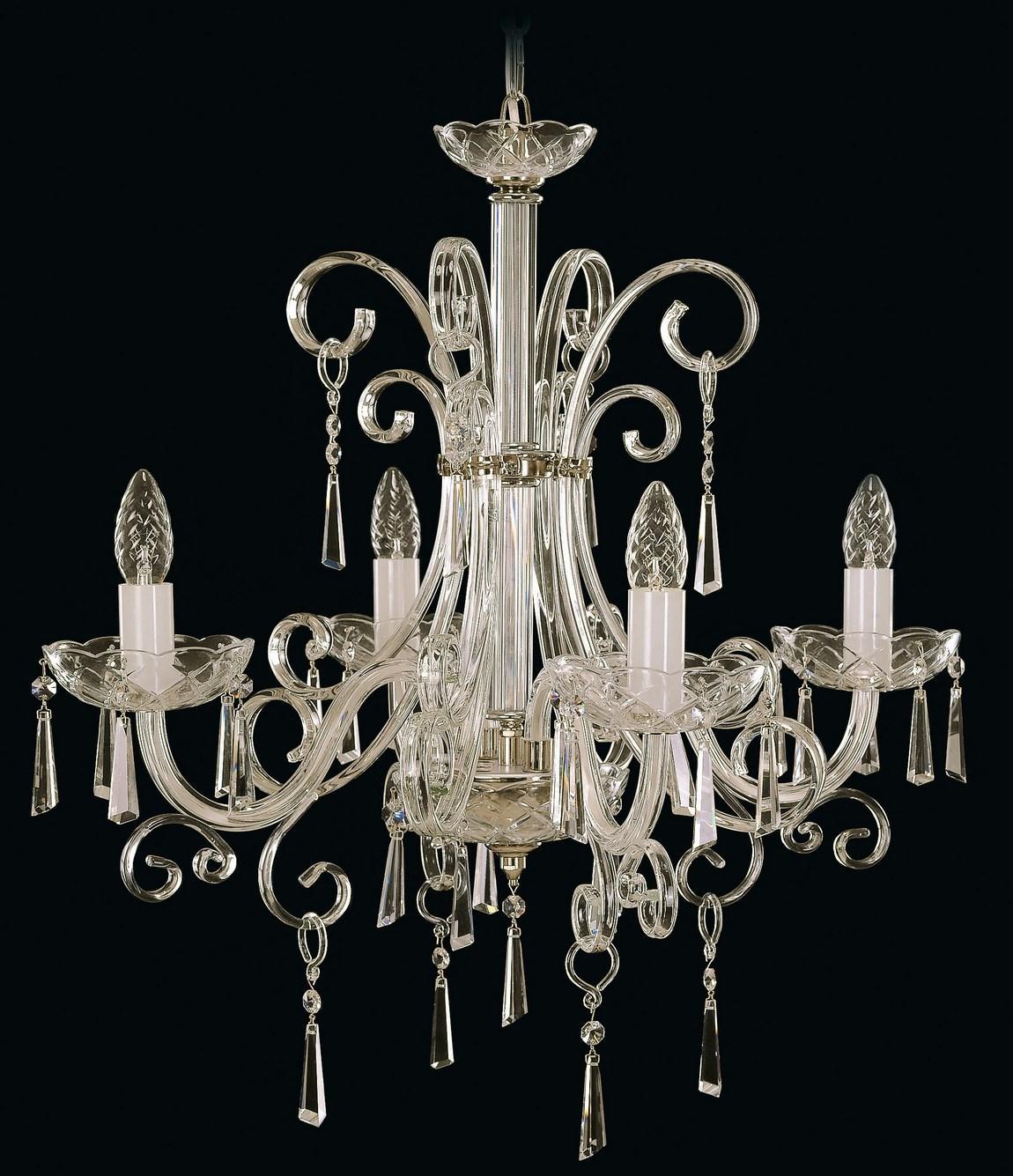 Lustre en verre transparent à bras recourbés, pendeloques et douilles, sur fond noir.