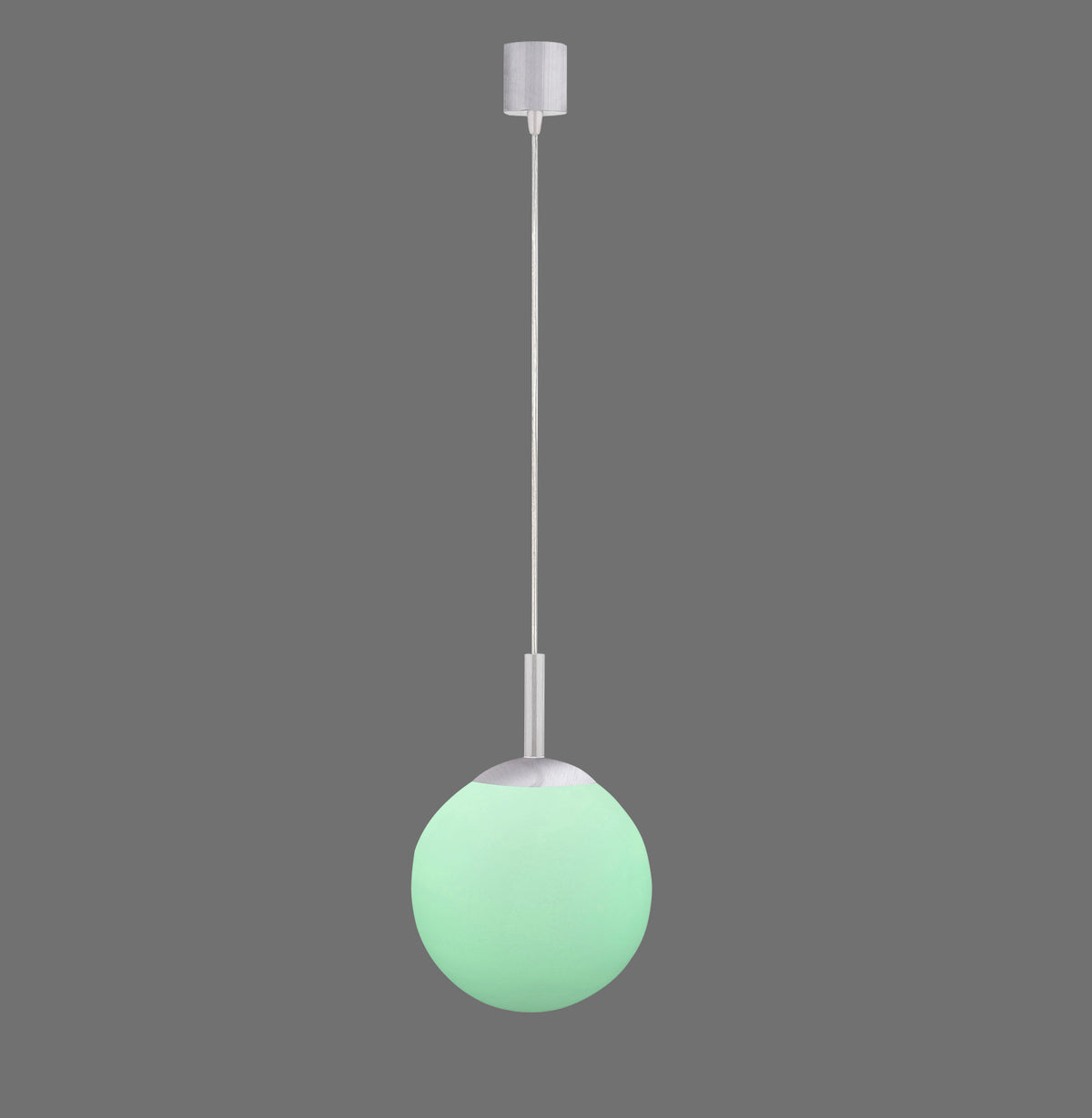 Suspension boule en verre vert menthe, de face sur fond gris uni