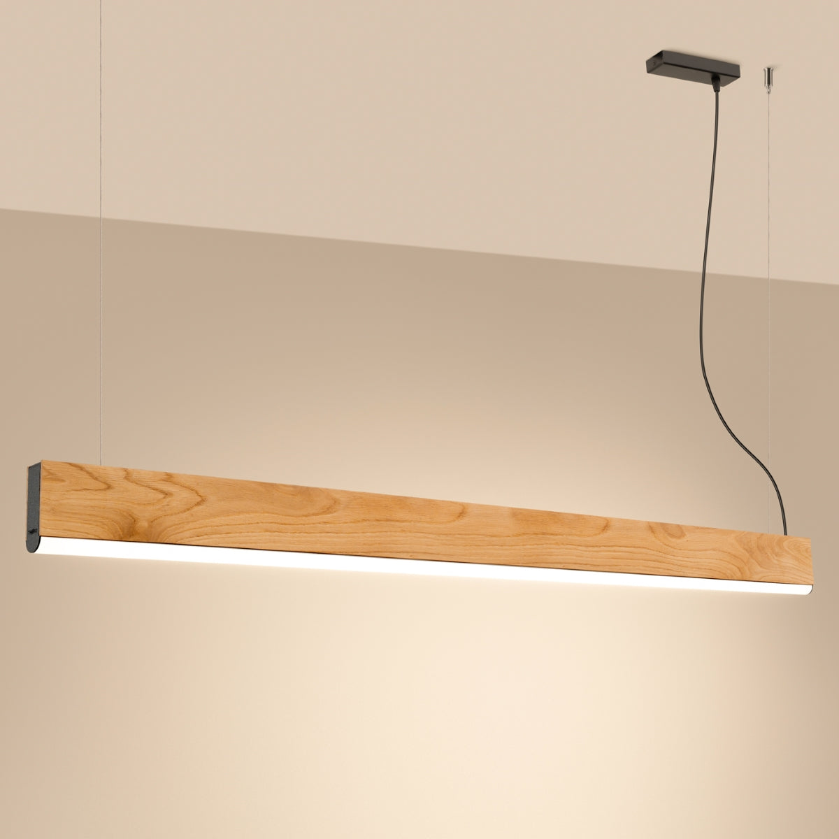 Mise en ambiance chaleureuse du luminaire allumé, diffusant une lumière douce sur le mur.