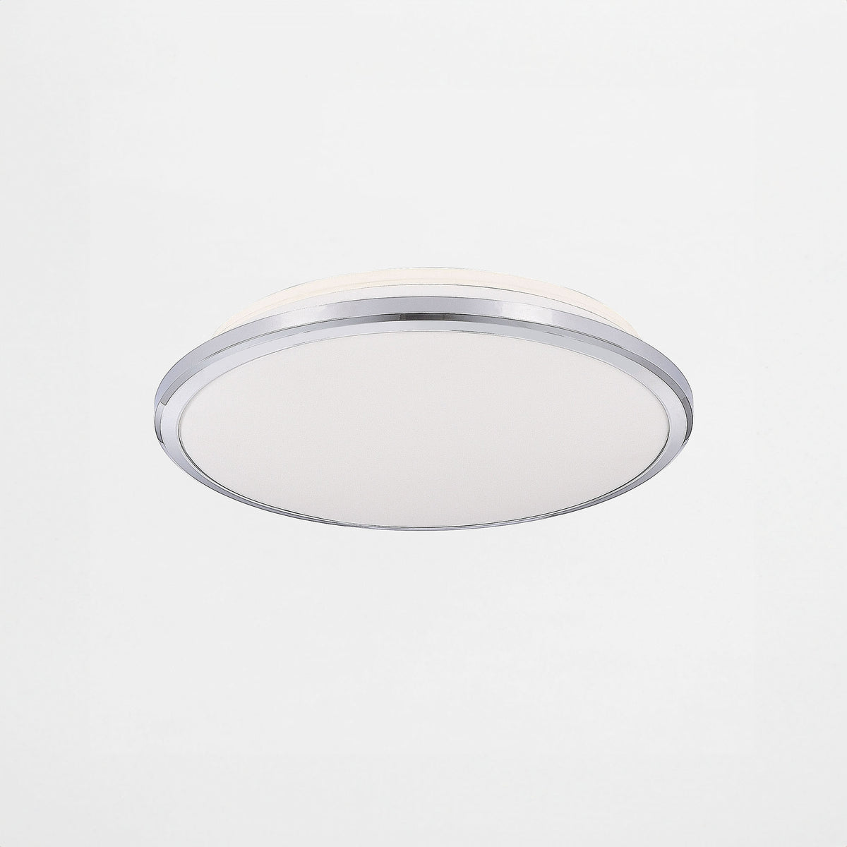 Plafonnier rond chromé vu de face, diffuseur blanc opalin et cerclage métallique brillant