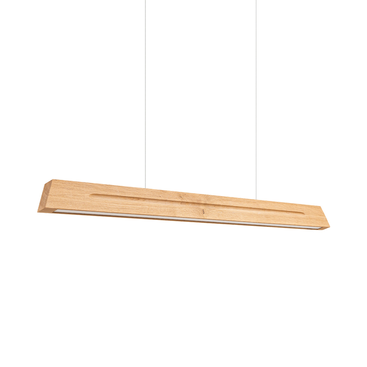 Vue de face sur fond blanc de la lampe suspendue linéaire en bois clair