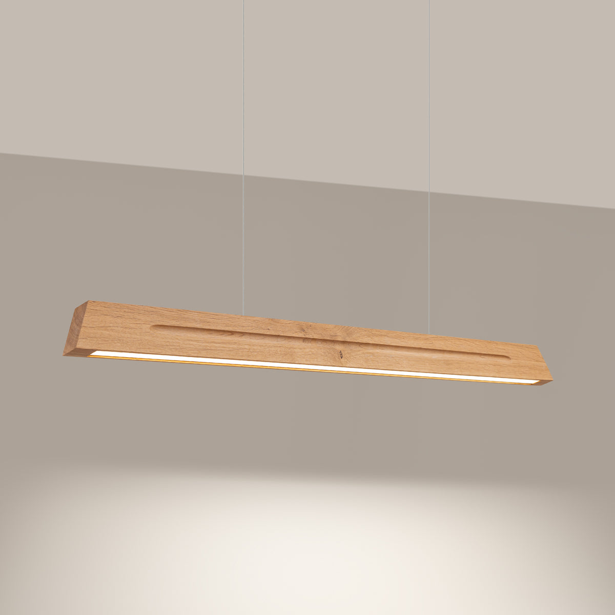 Mise en ambiance de la lampe allumée diffusant une lumière chaude sur le mur