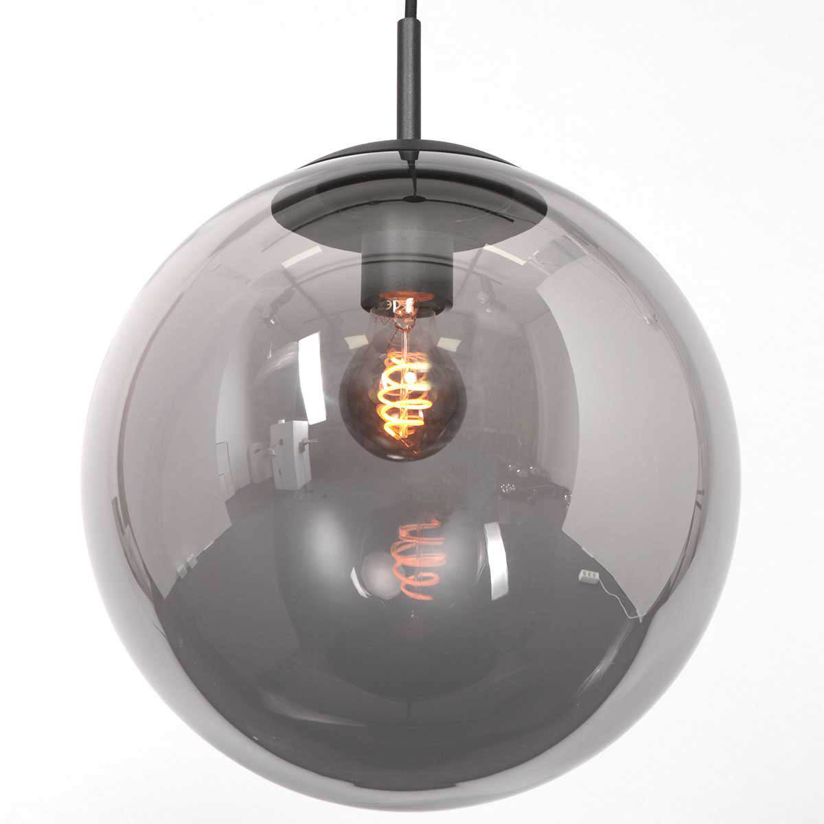 Suspension globe verre fumé au-dessus d'un bar