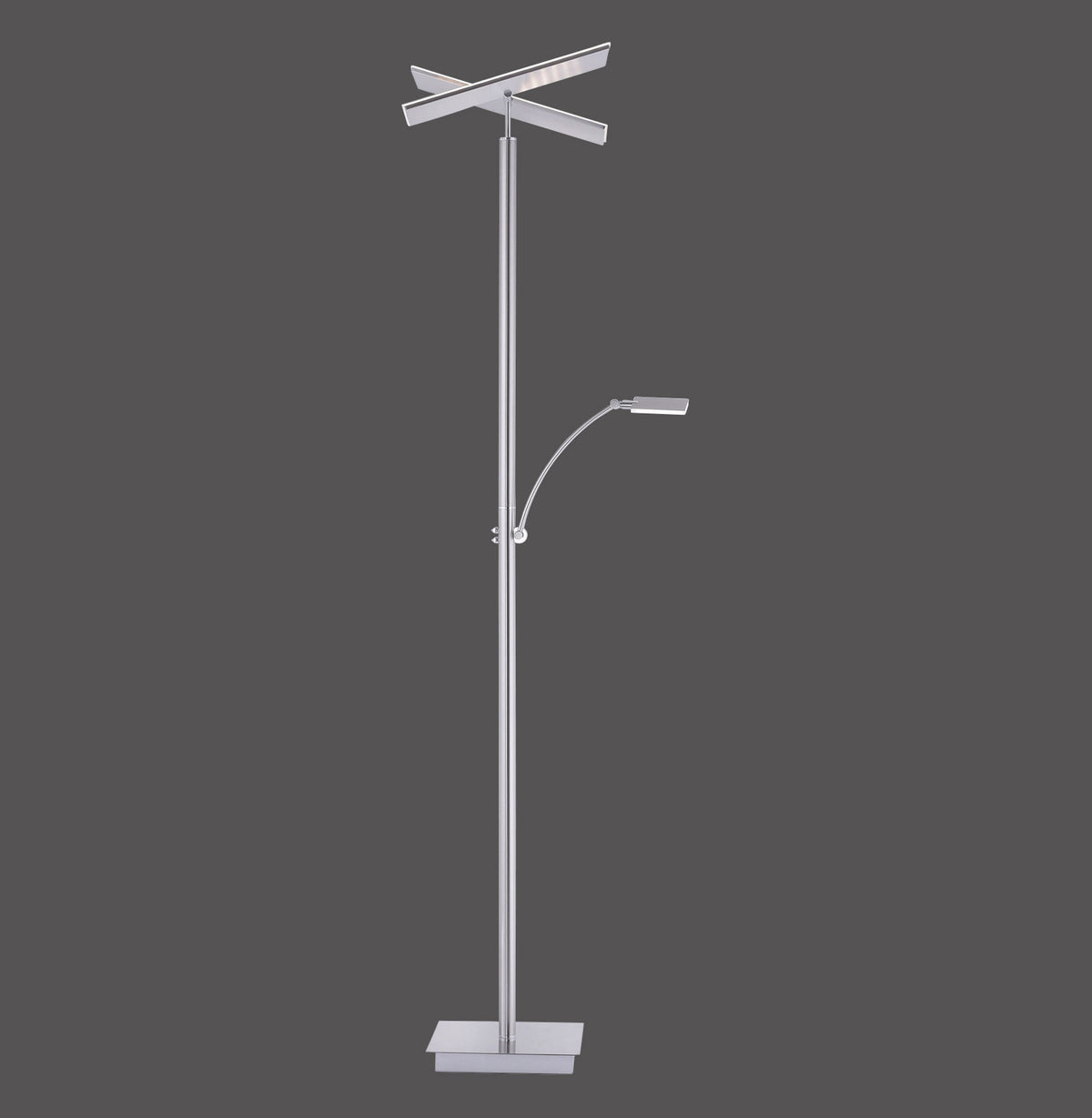 Lampadaire chromé de face sur fond gris foncé, vue d'ensemble avec bras de lecture.