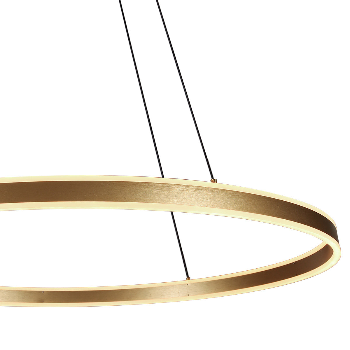 Détail rapproché de l'anneau brossé doré et de la bande LED lumineuse