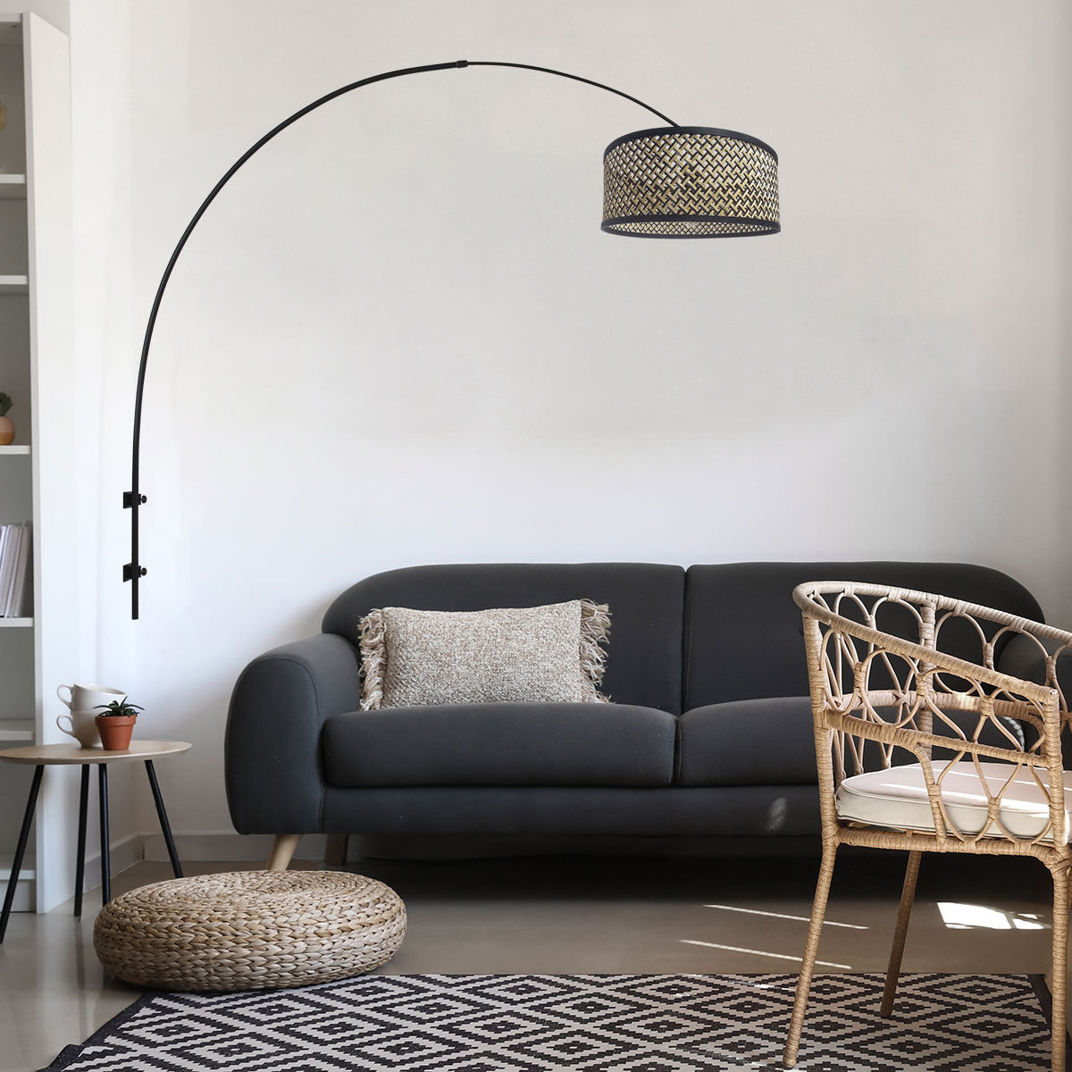 Mise en ambiance salon : canapé gris, fauteuil rotin, pouf tressé