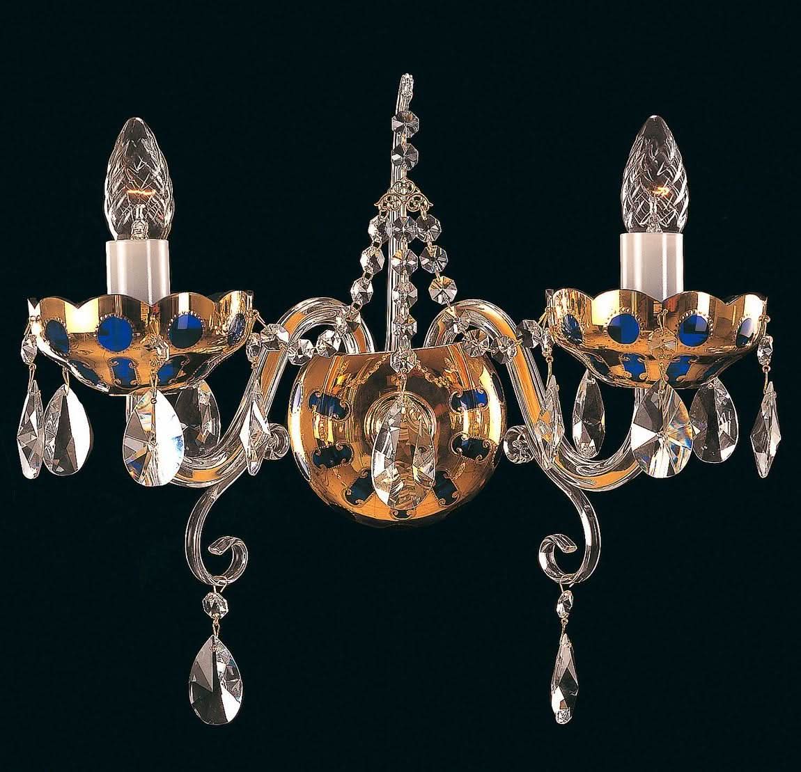 Applique murale dorée à deux bras, bougies et pendentifs en cristal sur fond noir
