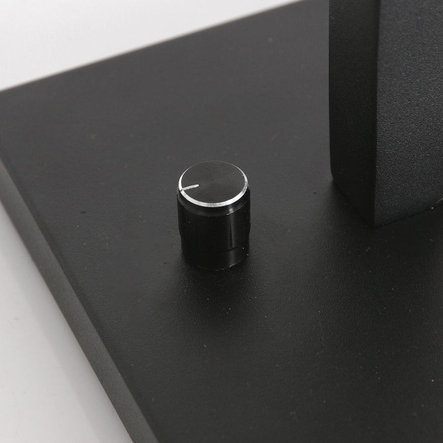 Gros plan sur le bouton variateur rotatif noir cerclé d'argent