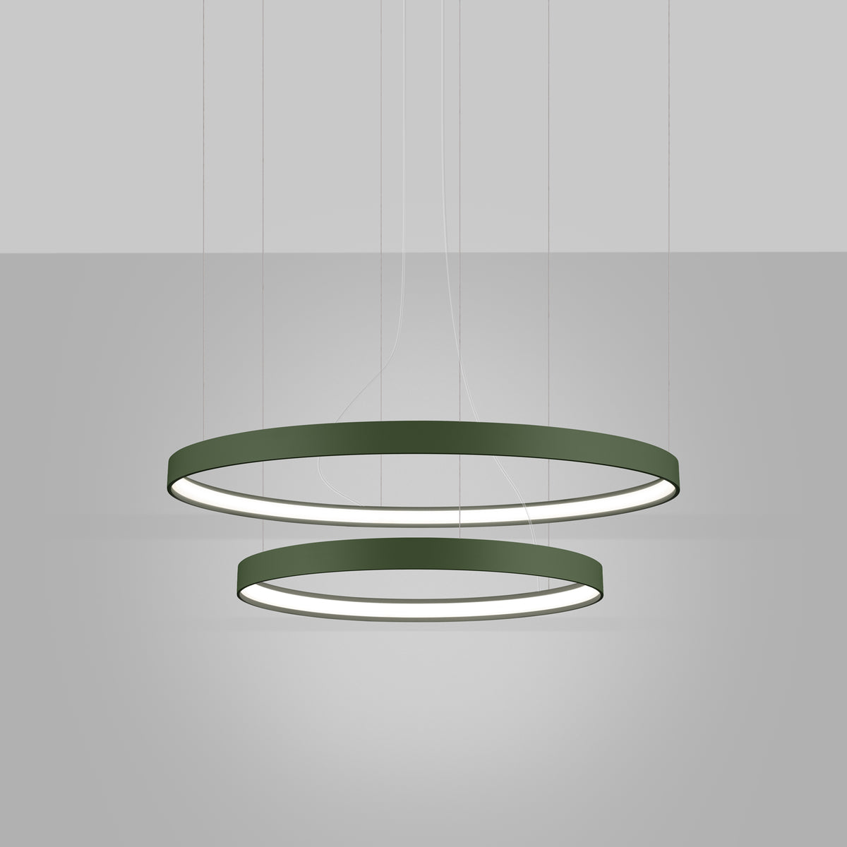 Mise en ambiance du lustre double anneau vert, lumière LED allumée sur fond neutre.
