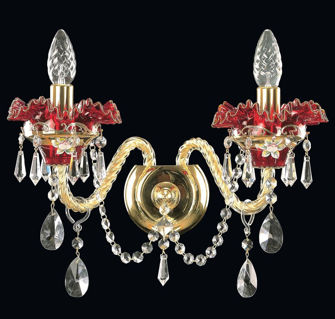 Applique murale à deux bras dorés, bobeches rouges et pendeloques de cristal sur fond noir