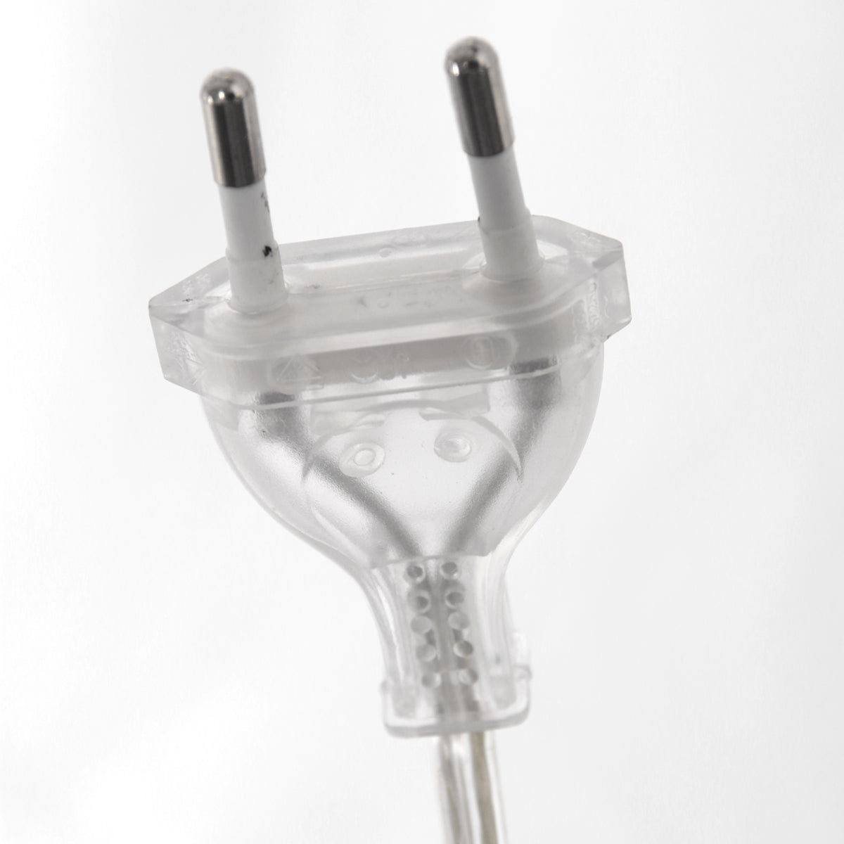 Fiche électrique transparente à deux broches métalliques, vue rapprochée sur fond blanc