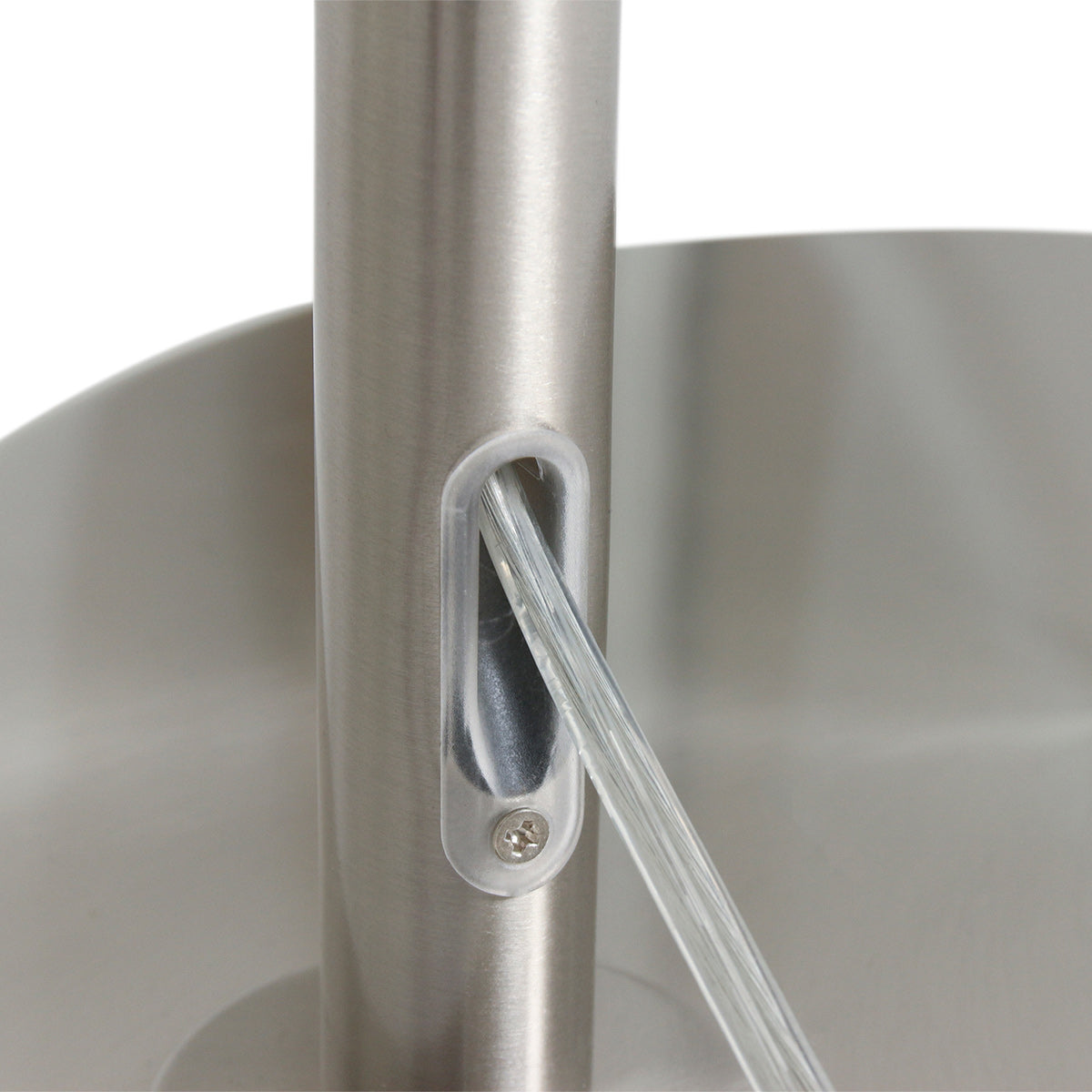 Gros plan sur la sortie du câble transparent dans le pied en acier
