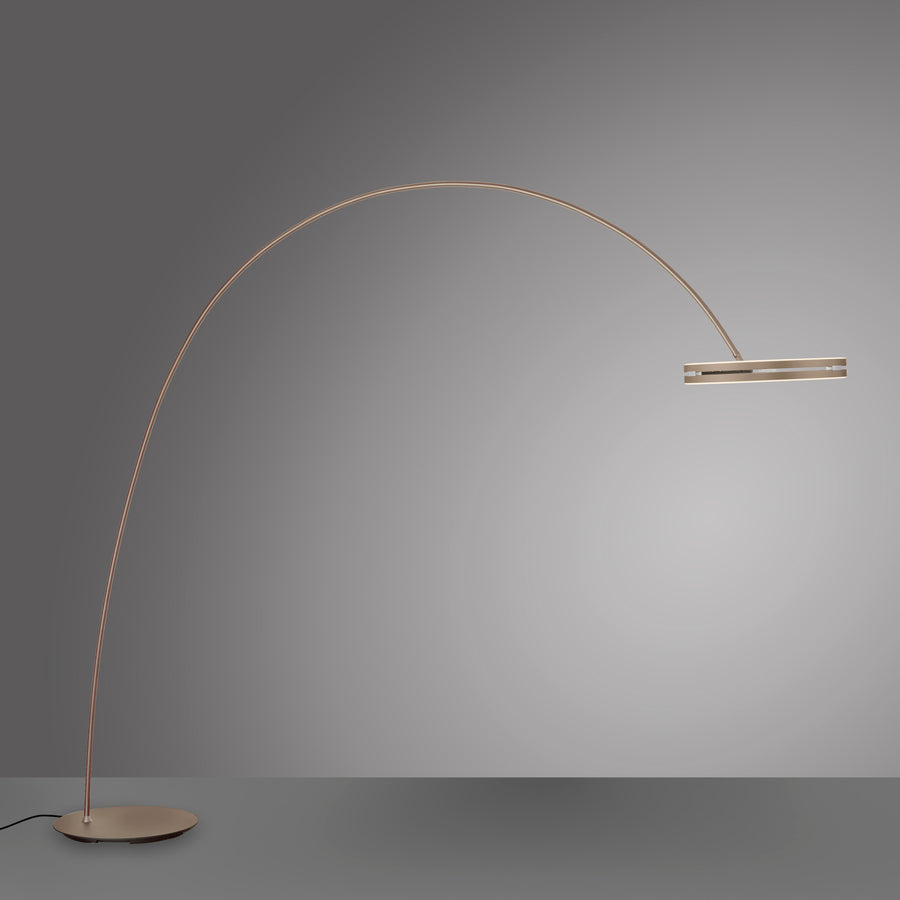 Lampadaire au long bras arqué cuivré terminé par une tête plate, sur fond gris.