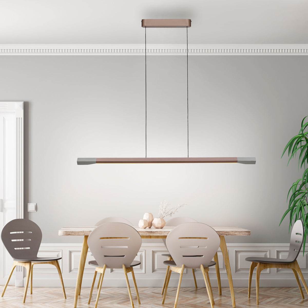 Mise en ambiance au-dessus d'une table de salle à manger, suspension allumée dans un intérieur clair