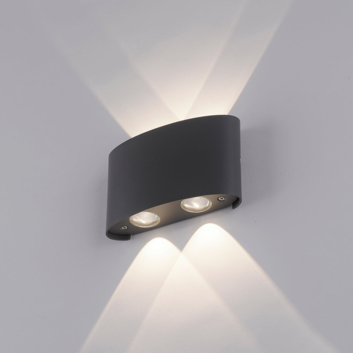 Détail sur mur gris montrant les deux cônes de lumière projetés
