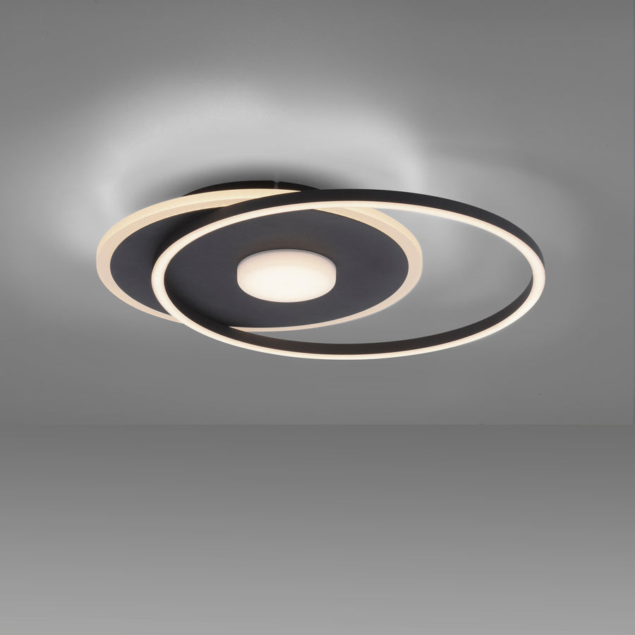 Luminaire installé au plafond, halo de lumière chaude diffusé dans la pièce