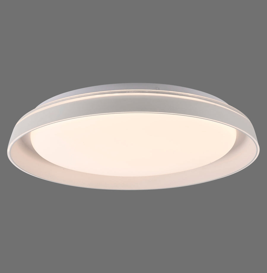 Plafonnier rond blanc vu de trois quarts, diffuseur opale allumé en lumière chaude
