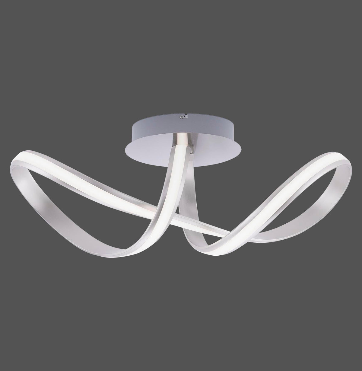Vue de face du plafonnier sculptural aux trois boucles lumineuses en ruban, sur fond gris.