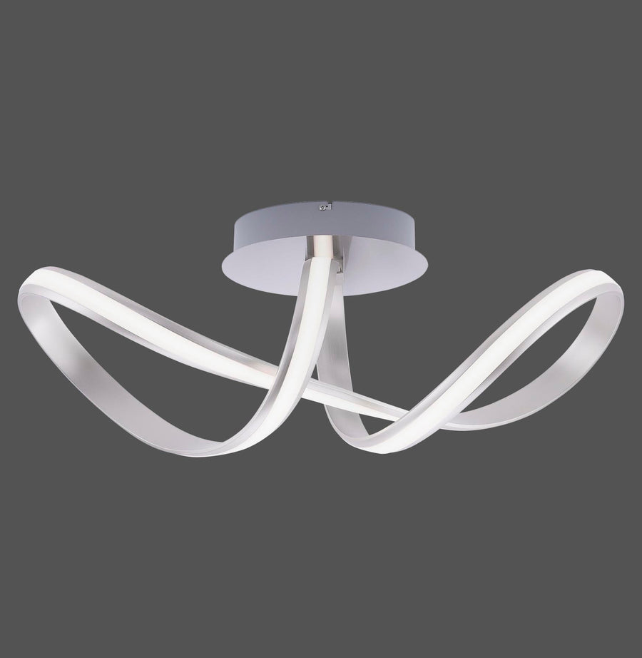 Vue de face du plafonnier sculptural aux trois boucles lumineuses en ruban, sur fond gris.