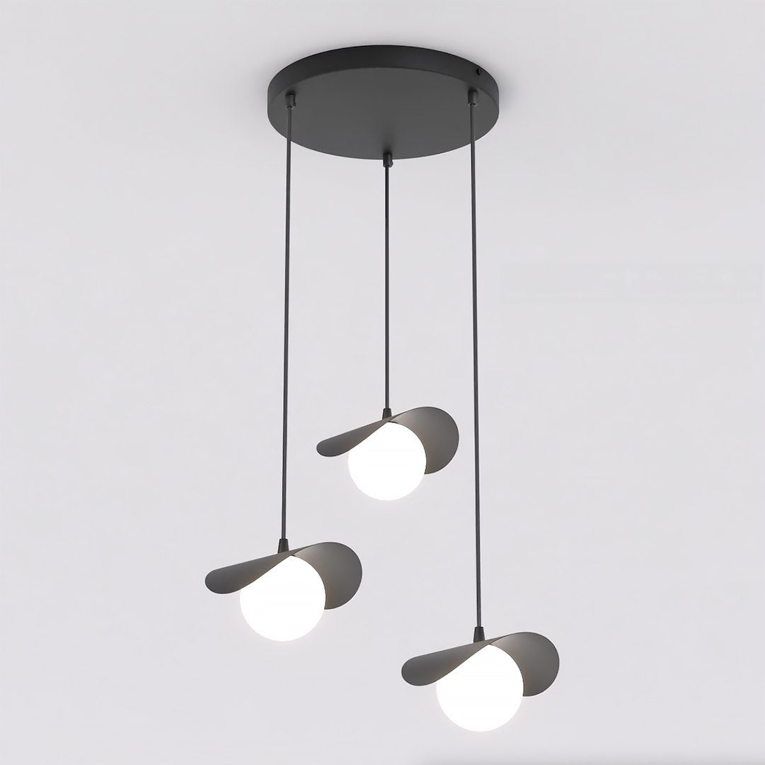 Vue de face de la suspension noire à trois globes opale suspendus