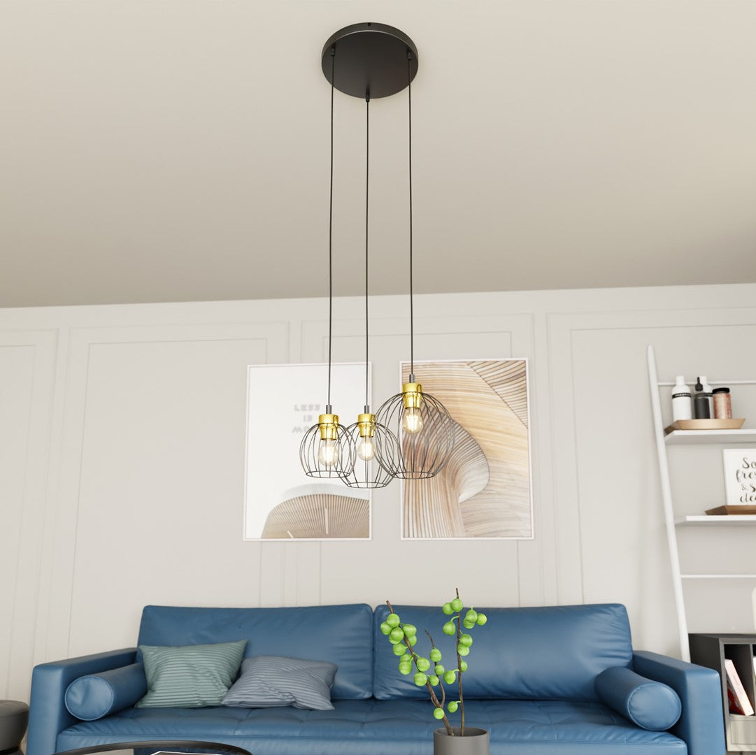 Mise en ambiance salon avec canapé bleu, suspension allumée au-dessus.
