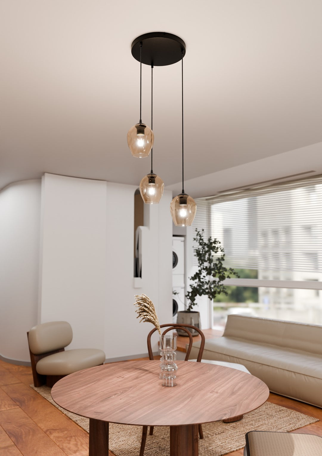 Luminaire suspendu au-dessus d'une table en bois, avec une plante et une grande fenêtre en arrière-plan.