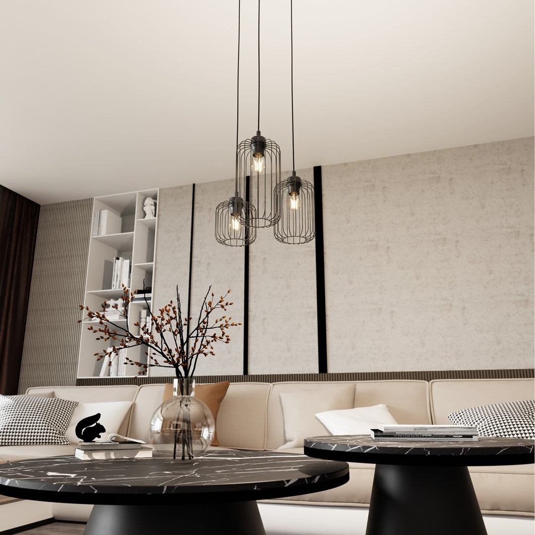 Vue d'ambiance du luminaire suspendu éclairant une table basse en marbre.