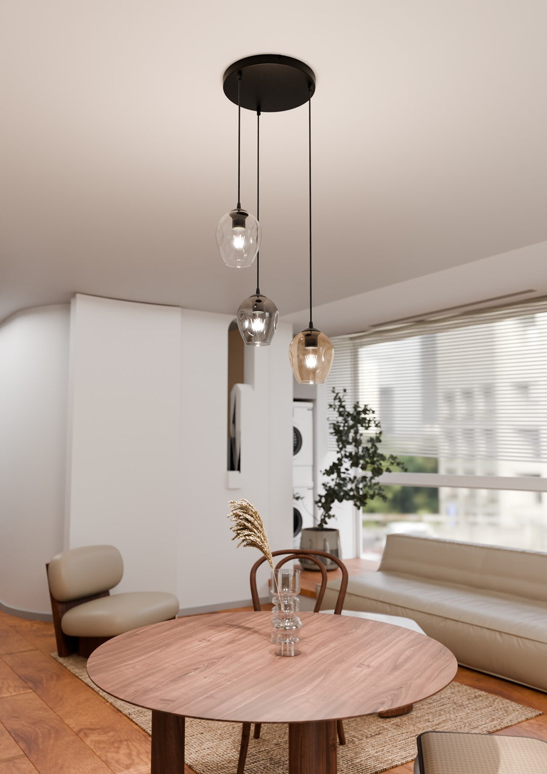 Mise en ambiance repas, suspension noire au-dessus d'une table ronde en bois près fenêtre.